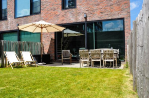  Holiday Home Rustig Oostende  Остенде